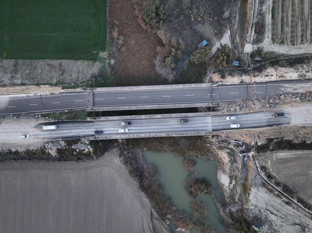 Kırılan fay hattı görüntülendi! Filmden kareler değil gerçek: Yollar yarıldı, devasa çatlaklar oluştu! 7